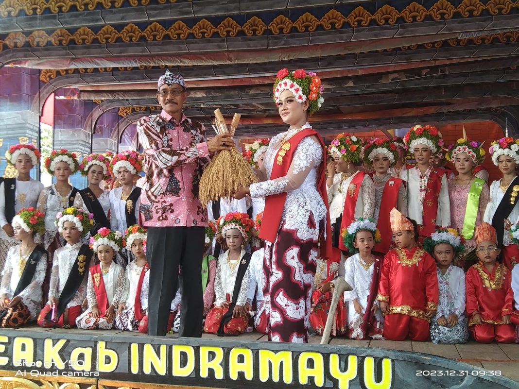 Acara Budaya Adat Ngarot Di Desa Tamansari Sorana